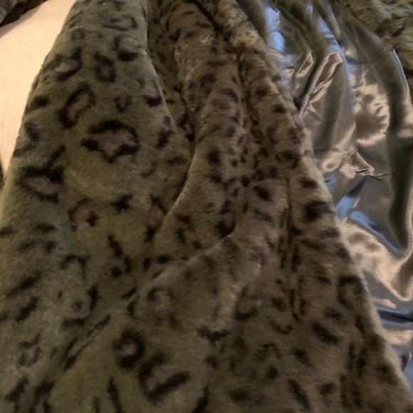 🐆 Plush leopard print coat - Picture 6 of 10